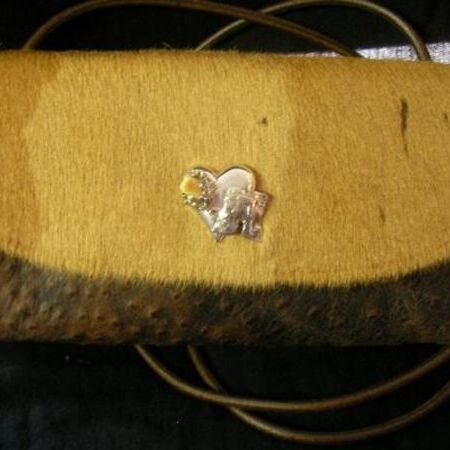 Ausgestellter Trachtenschmuck auf einem edlen Untergrund mit reichhaltigem Besatz