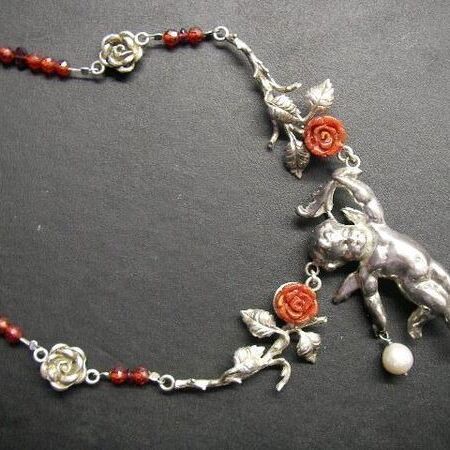 Ausgestellter Trachtenschmuck auf einem edlen Untergrund mit reichhaltigem Besatz