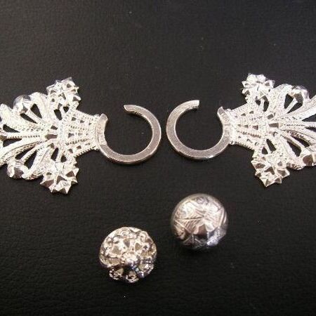 Ausgestellter Trachtenschmuck auf einem edlen Untergrund mit reichhaltigem Besatz