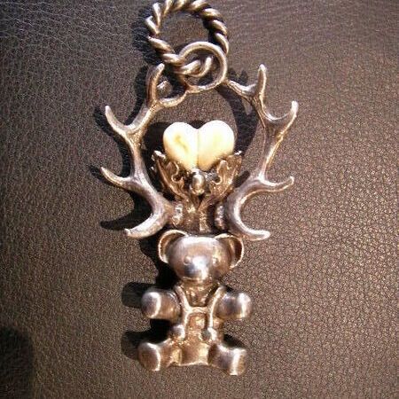 Ausgestellter Trachtenschmuck auf einem edlen Untergrund mit reichhaltigem Besatz