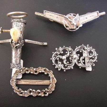 Ausgestellter Trachtenschmuck auf einem edlen Untergrund mit reichhaltigem Besatz