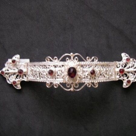 Ausgestellter Trachtenschmuck auf einem edlen Untergrund mit reichhaltigem Besatz