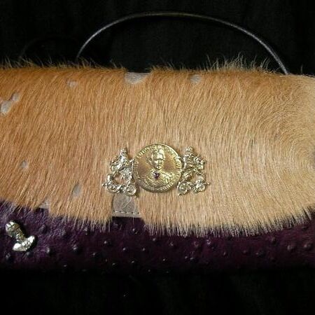 Ausgestellter Trachtenschmuck auf einem edlen Untergrund mit reichhaltigem Besatz