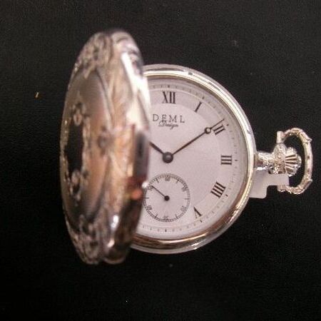Ausgestellter Trachtenschmuck auf einem edlen Untergrund mit reichhaltigem Besatz