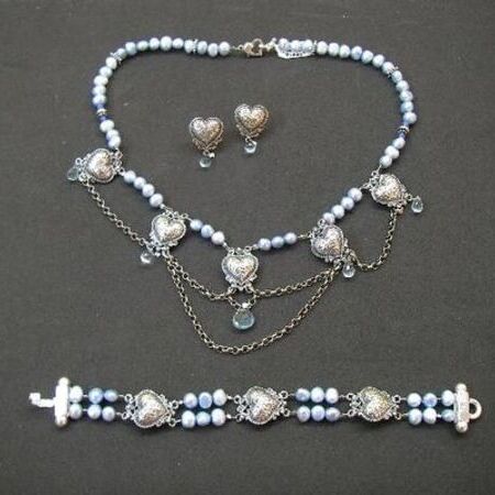 Ausgestellter Trachtenschmuck auf einem edlen Untergrund mit reichhaltigem Besatz