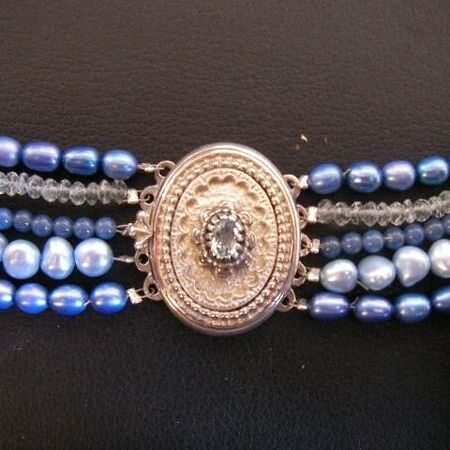 Ausgestellter Trachtenschmuck auf einem edlen Untergrund mit reichhaltigem Besatz