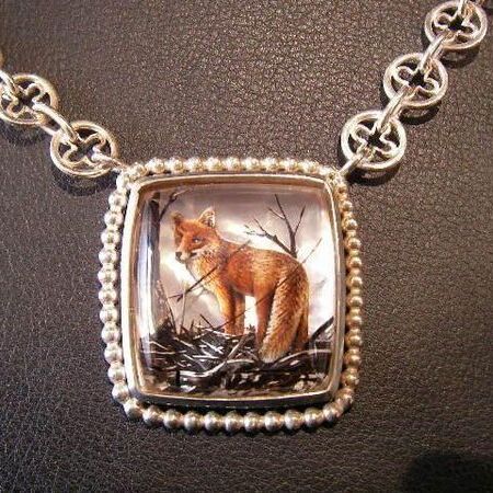 Ausgestellter Trachtenschmuck auf einem edlen Untergrund mit reichhaltigem Besatz