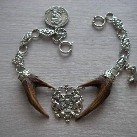 Ausgestellter Trachtenschmuck auf einem edlen Untergrund mit reichhaltigem Besatz