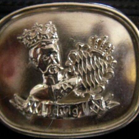 Ausgestellter Trachtenschmuck auf einem edlen Untergrund mit reichhaltigem Besatz