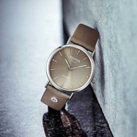 Eine Uhr von Bruno Söhnle auf weißem Untergrund