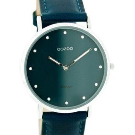 Eine freigestellte Armbanduhr von OOZOO